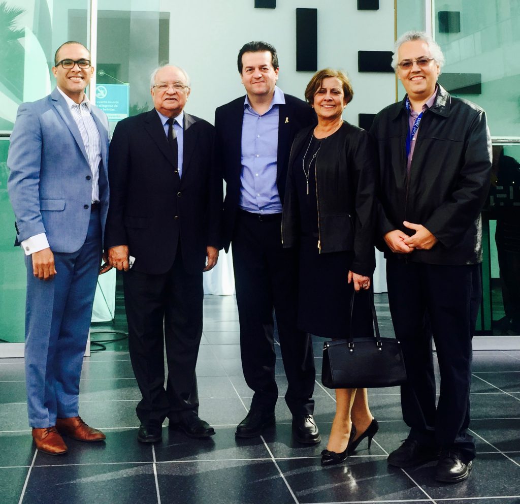 En la foto principal de izquierda a derecha, el Dr. Alfredo Cantú, la senora Sulamita de Gonzalez, Dr. Luis Herrera, Embajador Señor Alejandro González, Dr. Adrian Puello